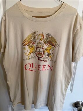 Que Cream Short Sleeve Tee with Red Crest Graphic